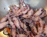 Foto langkah ke 2 dari resep Cumi asin tumis tomat ijo kecombrang.