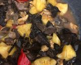 Foto langkah ke 3 dari resep Jamur kuping cah nanas.