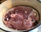 Une image de l'étape 3 de Rouelle de porc au four aux oignons marinée miel,herbes et épices.