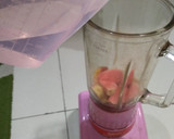 Foto langkah ke 2 dari resep Jus jambu biji merah.