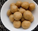 A picture of step 3 of Sattu laddoo.
