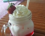 รูปขั้นตอนการทำที่ 3 ของ นมเย็นสตรอว์เบอร์รี🍓