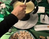 Foto del paso 3 de la receta: Fondue de quesos con cerdo y pollo a taquitos