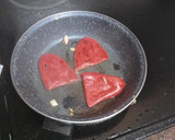 Foto del paso 1 de la receta: Bocadillo de lomo adobado con pimiento del piquillo, tortilla y queso