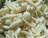 Gambar langkah 2 resipi Cendawan Shimeji Tumis Tauhu Telur.