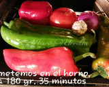 Foto del paso 2 de la receta: Ensalada de pimientos asados, con aceitunas en aceite