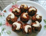 खजूर ड्रायफ्रूटस लाडू रेसिपी (khajur dry fruits ladoo recipe in marathi) रेसिपी स्टेप 11 फोटो