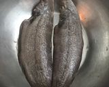 Hình bước làm 1 của món Cá lưỡi trâu chiên xả