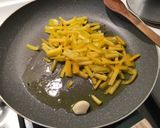 Foto del passaggio 3 della ricetta Fregola sarda allo zafferano con pesce