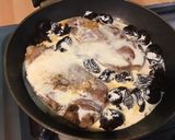 Une image de l'étape 5 de Cotes de porc crème et pruneaux.
