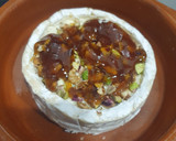 Foto del paso 2 de la receta: Queso camembert fundido con miel, pistachos y nueces