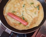 Foto langkah ke 4 dari resep Telur Dadar Gulung Sosis.