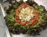 Une image de l'étape 8 de Salade aux tomates, feta, oignon italien et pistaches.
