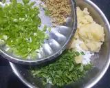 A picture of step 2 of Sabudana Thalipeeth.