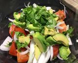 Foto del paso 2 de la receta: Ensalada de tomate aguacate y cilantro