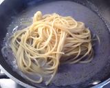 Foto del passaggio 5 della ricetta Spaghetti con cavolo viola e noci