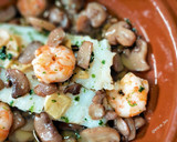 Foto del paso 6 de la receta: Bacalao con champiñón y langostinos al ajillo