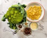 Foto del passaggio 1 della ricetta Mezze Maniche con Broccolo Romanesco