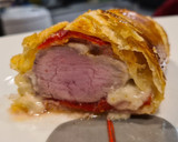 Foto del paso 7 de la receta: Solomillo en hojaldre con panceta, queso y piquillos