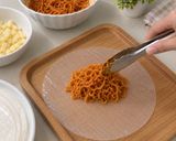 Foto langkah ke 6 dari resep Mie Roll pedas.