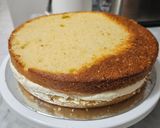 Foto del paso 30 de la receta: Memory Cake de Vainilla, Dulce de Leche y Buttercream de Chocolate Blanco (Torta de cumpleaños)