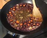 Une image de l'étape 9 de Tagliatelles de saucisses fumées aux carottes violettes et oignon rouge.