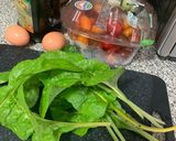 Foto del paso 1 de la receta: Huevos con calabacín, tomate cherry y espinaca