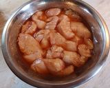 Baconbe tekert mézes-mustáros csirkecsíkok chips ágyon recept fázis 2 fotója