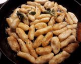 Φωτογραφία βήματος 6 της συνταγής Gnocchi με φασκόμηλο και βούτυρο στο τηγάνι