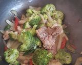 Foto langkah ke 7 dari resep Cah Brokoli Ayam Saus Tiram.