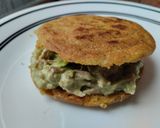 Foto del paso 4 de la receta: Arepa🫓🌽🌮 rellena de aguacate y pollo🥑🍗🫓