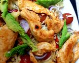 A picture of step 5 of My Sriracha flavoured Chicken on a Salad. 😗.