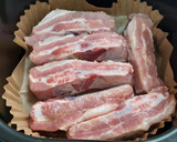Foto del paso 1 de la receta: Costillas de cerdo guisadas al vino blanco (airfryer y olla rápida)