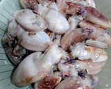 Foto del paso 1 de la receta: Choquitos garrapiñados en su tinta con Ali oli de ajos y romero