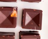 Foto del paso 2 de la receta: 2 tabletas Chocolate sin azúcar con frutos secos