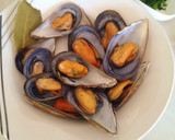 Foto del paso 1 de la receta: Espaguetis negros en crema de frutos de mar