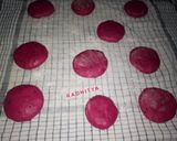 Foto langkah ke 5 dari resep Dragon fruit donuts.