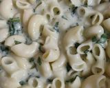 A picture of step 9 of White sauce pasta with garlic & spinach twist.