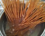 Foto del paso 1 de la receta: Spaghetti integrales al pesto con bacón ahumado