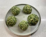 A picture of step 6 of Spinatknödel with Parmesan (Spinach Dumpling).