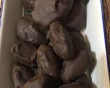 Foto del paso 3 de la receta: Higos turcos rellenos con nuez, dátiles con almendra, bañados en chocolate!!