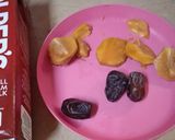 A picture of step 1 of Date and Chikoo Shake.