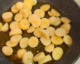 Foto del paso 5 de la receta: Tortilla de gambas al ajillo y patatas
