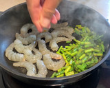 Foto del paso 4 de la receta: Ensalada de lentejas con langostinos