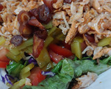 Foto del paso 3 de la receta: Ensalada tibia de Pollo, frutos secos, dátiles, pepinillos y orejones