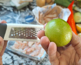 Foto del paso 2 de la receta: Ceviche fácil de gambas y aguacate