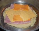 Foto del paso 11 de la receta: Tortilla de puré rellena con jamón y queso
