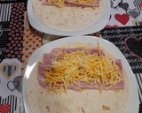 Foto del paso 1 de la receta: Quesadillas Jamón York, queso rallado y huevo revuelto