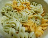 Foto del paso 1 de la receta: Tirabuzones multicolor con salsa de quesos (para niños)