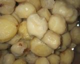A picture of step 2 of Aloo paratha.